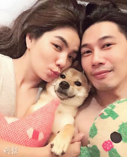 Ella半夜不睡覺,與老公賴斯翔抱着愛犬在牀上玩自拍,即被網民催生B。(微博圖片) Ella半夜不睡覺,與老公賴斯翔抱着愛犬在牀上玩自拍,即被網民催生B。(微博圖片)