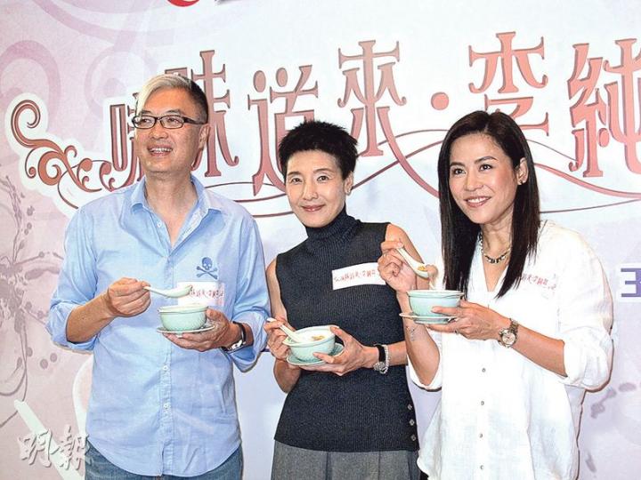 顧美華(中)與宣萱(右)為李純恩(左)主持的飲食節目擔任嘉賓。(攝影﹕柯美) 顧美華(中)與宣萱(右)為李純恩(左)主持的飲食節目擔任嘉賓。(攝影﹕柯美)