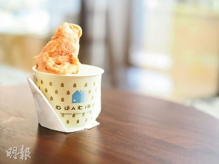 蜜瓜口味——GLACIEL雪糕標榜每日用北海道牛奶新鮮製成,圖為北海道蜜瓜口味,單球售496日圓(約32港元)。(張殷豪攝) 蜜瓜口味——GLACIEL雪糕標榜每日用北海道牛奶新鮮製成,圖為北海道蜜瓜口味,單球售496日圓(約32港元)。(張殷豪攝)