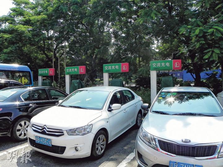 深圳寶安西鄉匯新安加油站的9個充電樁,被帆布罩住閒置一旁,周邊長滿荒草,充電停車位亦被其他車輛佔用。(李泉攝) 深圳寶安西鄉匯新安加油站的9個充電樁,被帆布罩住閒置一旁,周邊長滿荒草,充電停車位亦被其他車輛佔用。(李泉攝)