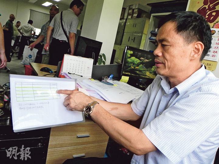 西湖運輸集團電動車部部長雷小強表示,目前正在招聘新的司機來駕駛這些車,但反應不太理想,充電樁是最主要的問題。(李泉攝) 西湖運輸集團電動車部部長雷小強表示,目前正在招聘新的司機來駕駛這些車,但反應不太理想,充電樁是最主要的問題。(李泉攝)