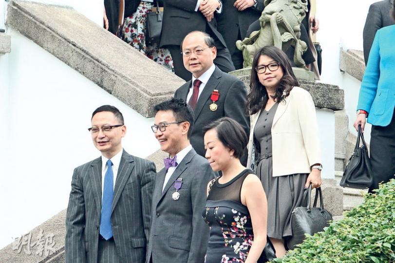 獲頒金紫荊星章的前警務處長曾偉雄(後左)昨與妻子(後右)出席勳銜頒授典禮,表示對獲勳深感榮幸,感謝同事努力完成工作。曾偉雄前方為獲頒銀紫荊星章的前副警務處長馬維騄(前排中)、馬身旁為現任公務員事務局長張雲正(前排左)。(林俊源攝)立法會主席曾鈺成(右)昨獲行政長官梁振英頒發最高榮譽大紫荊勳章,曾鈺成說獲勳是立法會同事及支持他當選立法會議員的街坊的功勞。(林俊源攝) 獲頒金紫荊星章的前警務處長曾偉雄(後左)昨與妻子(後右)出席勳銜頒授典禮,表示對獲勳深感榮幸,感謝同事努力完成工作。曾偉雄前方為獲頒銀紫荊星章的前副警務處長馬維騄(前排中)、馬身旁為現任公務員事務局長張雲正(前排左)。(林俊源攝)立法會主席曾鈺成(右)昨獲行政長官梁振英頒發最高榮譽大紫荊勳章,曾鈺成說獲勳是立法會同事及支持他當選立法會議員的街坊的功勞。(林俊源攝)