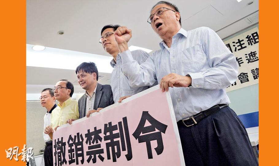 港大校友關注組促港大撤銷禁制令,關注組召集人葉建源(右二)說,若禁制令受限對象涵蓋公眾,會積極考慮與其他受影響團體一同上庭抗辯,保障公眾知情權。旁為關注組副召集人麥東榮(中)、成員梁家傑(左二)及楊森(右一)。(蘇智鑫攝)全國政協常委唐英年(圖)昨批評,「偷錄」行為「卑劣」。被問及3年前競選特首時,曾披露高層會議內容,唐英年認為「偷錄」與「披露」不同,稱當時評估公眾利益凌駕於保密制。(李紹昌攝) 港大校友關注組促港大撤銷禁制令,關注組召集人葉建源(右二)說,若禁制令受限對象涵蓋公眾,會積極考慮與其他受影響團體一同上庭抗辯,保障公眾知情權。旁為關注組副召集人麥東榮(中)、成員梁家傑(左二)及楊森(右一)。(蘇智鑫攝)全國政協常委唐英年(圖)昨批評,「偷錄」行為「卑劣」。被問及3年前競選特首時,曾披露高層會議內容,唐英年認為「偷錄」與「披露」不同,稱當時評估公眾利益凌駕於保密制。(李紹昌攝)