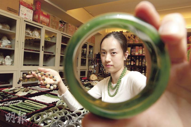 純淳藝術拍賣品有限公司負責人楊曉瑩說,買和田玉投資的風潮近兩年由內地吹來香港,年輕收藏家明顯增加,但提醒買家要注意加強驗證,避免錯買價值較低的戈壁玉。(郭慶輝攝)同樣是碧玉鈪,不同類別及質素,定價可相差很遠,左起為珍品級籽料(130萬元)、珍品級山料(30萬元)、接近貓眼石(18萬元),及碧玉混墨玉(15萬元)。(郭慶輝攝) 純淳藝術拍賣品有限公司負責人楊曉瑩說,買和田玉投資的風潮近兩年由內地吹來香港,年輕收藏家明顯增加,但提醒買家要注意加強驗證,避免錯買價值較低的戈壁玉。(郭慶輝攝)同樣是碧玉鈪,不同類別及質素,定價可相差很遠,左起為珍品級籽料(130萬元)、珍品級山料(30萬元)、接近貓眼石(18萬元),及碧玉混墨玉(15萬元)。(郭慶輝攝)
