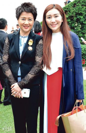 四太梁安琪由女兒何超盈陪同領取銅紫荊星章。(攝影:鍾偉茵)林建岳(右二)獲頒授金紫荊星章,女友Michelle(右起)、母親余寶珠、女兒林愛兒及兒子林孝賢亦有到場見證。(攝影:鍾偉茵)王梓軒(右起)偕母親祝賀父親王英偉獲頒授金紫荊星章。(攝影:鍾偉茵)行政長官梁振英(左)向顧嘉煇頒授金紫荊星章。(攝影:林俊源) 四太梁安琪由女兒何超盈陪同領取銅紫荊星章。(攝影:鍾偉茵)林建岳(右二)獲頒授金紫荊星章,女友Michelle(右起)、母親余寶珠、女兒林愛兒及兒子林孝賢亦有到場見證。(攝影:鍾偉茵)王梓軒(右起)偕母親祝賀父親王英偉獲頒授金紫荊星章。(攝影:鍾偉茵)行政長官梁振英(左)向顧嘉煇頒授金紫荊星章。(攝影:林俊源)