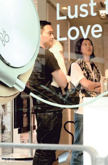 Chilam、靚靚拍拖睇家電,但最後未有收穫。(攝影﹕柯美、黃梓烜、劉永銳)張智霖很愛惜寶貝狗,全程抱着不放。(攝影﹕柯美、黃梓烜、劉永銳)張智霖與老婆靚靚到銅鑼灣逛電器店。(攝影﹕柯美、黃梓烜、劉永銳)Chilam昨日出席活動,自認是朋友的最佳聆聽者。(攝影﹕柯美、黃梓烜、劉永銳) Chilam、靚靚拍拖睇家電,但最後未有收穫。(攝影﹕柯美、黃梓烜、劉永銳)張智霖很愛惜寶貝狗,全程抱着不放。(攝影﹕柯美、黃梓烜、劉永銳)張智霖與老婆靚靚到銅鑼灣逛電器店。(攝影﹕柯美、黃梓烜、劉永銳)Chilam昨日出席活動,自認是朋友的最佳聆聽者。(攝影﹕柯美、黃梓烜、劉永銳)