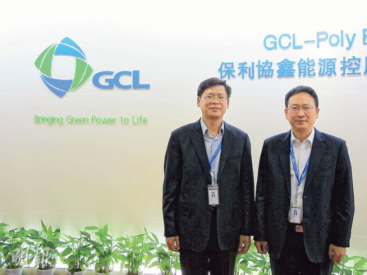 有中資行預計，太陽能行業獲政策支持，保利協鑫目前市盈率12倍仍有水位。圖左為保利協鑫執行總裁朱戰軍，右為副總裁呂錦標。 （鄭智文攝）