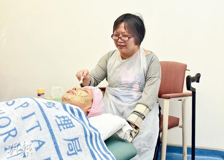 50多歲的葉美莉3年前中風，一度入住老人院及以輪椅代步。參加九龍醫院為中風女病人設立「個人儀容護理課程」後，她發現自己仍有自理能力，可單手為他人敷面膜，後來決心重整生活，於前年12月復工。（陳淑安攝）