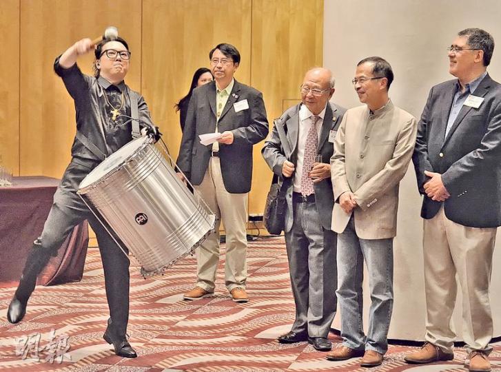 前日先攞完大紫荊勳章嘅立法會主席曾鈺成（右二）及嘉賓都有去睇青協嘅電影首映禮，仲即場欣賞大會安排嘅「香港敲擊」獻藝。（馮凱鍵攝）