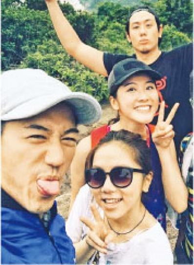 G.E.M.相約緋聞男友馮允謙、鄧佩儀等朋友挑戰柏架山之巔。（微博圖片）