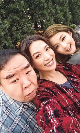陳煒（中）劇接劇，將與鄭則仕（左）、岑麗香（右）拍新劇《火線下的江湖大佬》。（微博圖片）