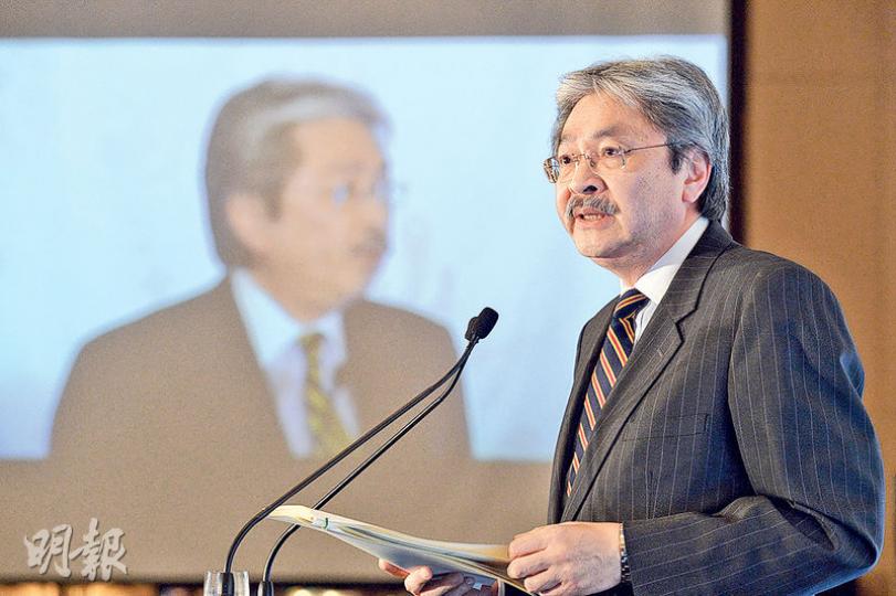 財政司長曾俊華昨在一個論壇上說,受外圍經濟放緩及旅客人數減少打擊,香港經濟持續有下行壓力。(鍾林枝攝) 財政司長曾俊華昨在一個論壇上說,受外圍經濟放緩及旅客人數減少打擊,香港經濟持續有下行壓力。(鍾林枝攝)
