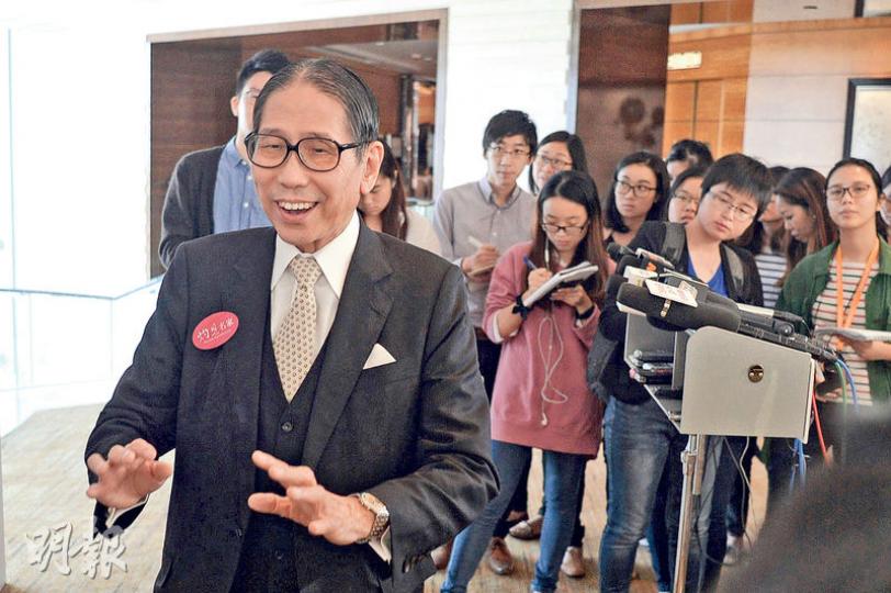 港大校委會主席梁智鴻(前)昨出席活動後說,申請禁制令是為保障校委會的保密運作,不是為與傳媒爭論或「滅聲」。對於記協要求撤回禁制令,梁稱事情已進入法律程序,待「上庭先講」。(鍾林枝攝)香港記者協會聯同6個傳媒組織昨到港大抗議,指港大申請臨時禁制令嚴重打擊言論自由和新聞自由,記協又發起新聞工作者和新聞系師生聯署,要求香港大學主動撤回禁令。左三為記協副主席任美貞。(林俊源攝) 港大校委會主席梁智鴻(前)昨出席活動後說,申請禁制令是為保障校委會的保密運作,不是為與傳媒爭論或「滅聲」。對於記協要求撤回禁制令,梁稱事情已進入法律程序,待「上庭先講」。(鍾林枝攝)香港記者協會聯同6個傳媒組織昨到港大抗議,指港大申請臨時禁制令嚴重打擊言論自由和新聞自由,記協又發起新聞工作者和新聞系師生聯署,要求香港大學主動撤回禁令。左三為記協副主席任美貞。(林俊源攝)