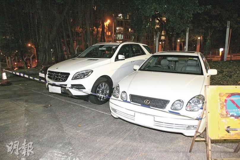 警方在行動中尋回當日其中兩輛被偷走的私家車(右一及右二);但另一失車已被匪徒焚毁。(伍浦鋒攝) 警方在行動中尋回當日其中兩輛被偷走的私家車(右一及右二);但另一失車已被匪徒焚毁。(伍浦鋒攝)
