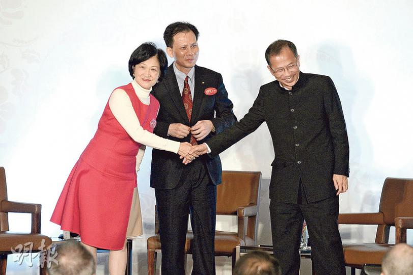 新民黨主席葉劉淑儀(左)昨出席活動時,點名批評公民黨及民主黨分別藉TSA爭議及鉛水事件,為政黨「谷票」。立法會主席曾鈺成(右)則認為TSA本身沒有問題,要檢討的是如何避免學生「惡性操練」。(鍾林枝攝) 新民黨主席葉劉淑儀(左)昨出席活動時,點名批評公民黨及民主黨分別藉TSA爭議及鉛水事件,為政黨「谷票」。立法會主席曾鈺成(右)則認為TSA本身沒有問題,要檢討的是如何避免學生「惡性操練」。(鍾林枝攝)