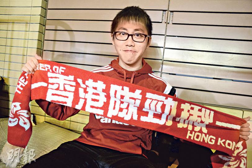 有排隊購票的年輕人昨晚帶備「香港隊勁揪」頸巾,以示入場為香港隊打氣的決心。(鍾林枝攝)昨午3時起已有球迷到旺角大球場外排隊等候購票看「中港大戰」,截至昨晚9時許已有逾20人。(鍾林枝攝) 有排隊購票的年輕人昨晚帶備「香港隊勁揪」頸巾,以示入場為香港隊打氣的決心。(鍾林枝攝)昨午3時起已有球迷到旺角大球場外排隊等候購票看「中港大戰」,截至昨晚9時許已有逾20人。(鍾林枝攝)