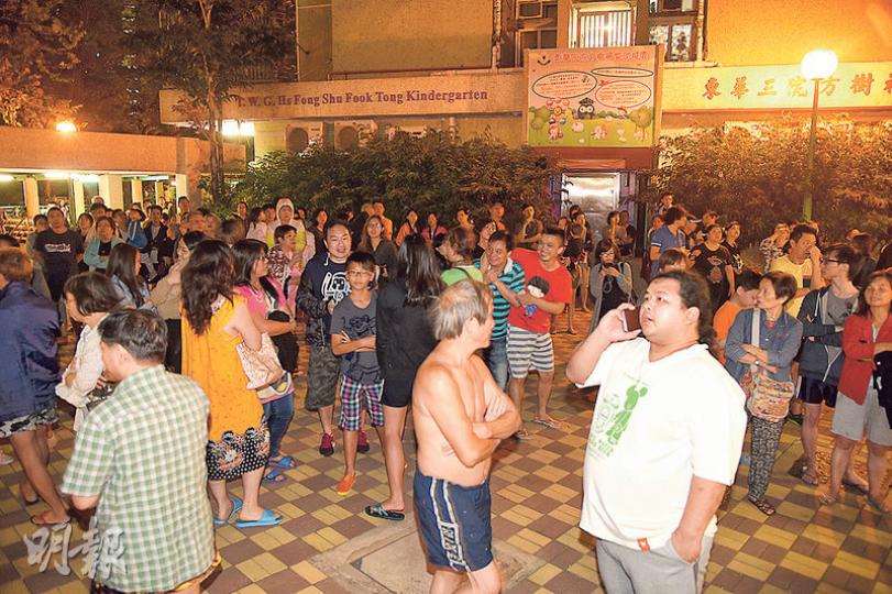 小西灣邨昨凌晨發生奪命火警,其間近500名居民緊急疏散,不少人穿睡衣及拖鞋逃生,更有居民赤膊穿短褲。(蔡方山攝) 小西灣邨昨凌晨發生奪命火警,其間近500名居民緊急疏散,不少人穿睡衣及拖鞋逃生,更有居民赤膊穿短褲。(蔡方山攝)
