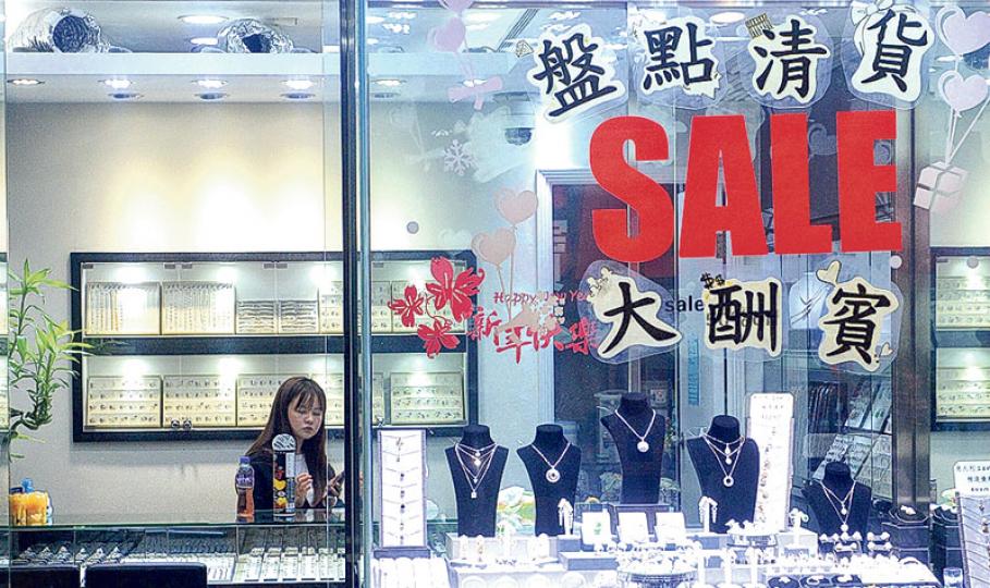 9月份珠寶首飾、鐘表及名貴禮物銷貨價值按年大跌22.9%,有珠寶鐘表業界人士說,香港旅遊設施不夠吸引,加上內地客購買力減少及持續打貪,都拖累鐘表業表現。(劉焌陶攝) 9月份珠寶首飾、鐘表及名貴禮物銷貨價值按年大跌22.9%,有珠寶鐘表業界人士說,香港旅遊設施不夠吸引,加上內地客購買力減少及持續打貪,都拖累鐘表業表現。(劉焌陶攝)
