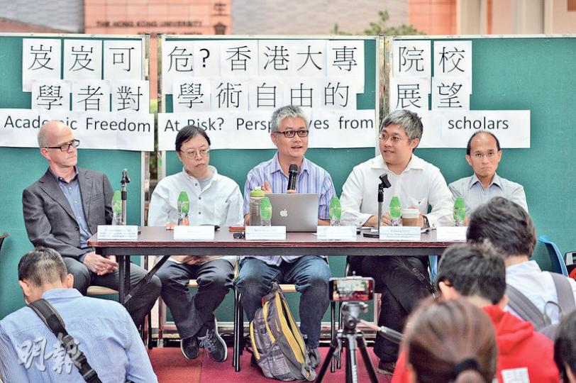 學術自由學者聯盟昨舉辦論壇,邀請學者討論香港大專院校的學術自由現狀及損害學術自由的影響,人文學院主任柯天銘(左一)認為現時學術自由毫無疑問是岌岌可危,現任校委張祺忠(右一)指校委會委任「物色副校長委員會」後否決其推薦建議,質疑校委會是否比物色委員會更了解候選人。(鄧宗弘攝) 學術自由學者聯盟昨舉辦論壇,邀請學者討論香港大專院校的學術自由現狀及損害學術自由的影響,人文學院主任柯天銘(左一)認為現時學術自由毫無疑問是岌岌可危,現任校委張祺忠(右一)指校委會委任「物色副校長委員會」後否決其推薦建議,質疑校委會是否比物色委員會更了解候選人。(鄧宗弘攝)