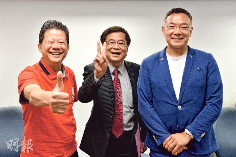 本報日前邀請了灣仔樂活區的區議會選舉候選人社民連麥國風(左起)、獨立蕭思江和謝偉俊,出席選舉論壇。麥國風和謝偉俊在論壇上互揭舊事、指摘對方暴力;蕭思江則不停強調區內的5S巴士線才是選舉的爭取重點。(馮凱鍵攝) 本報日前邀請了灣仔樂活區的區議會選舉候選人社民連麥國風(左起)、獨立蕭思江和謝偉俊,出席選舉論壇。麥國風和謝偉俊在論壇上互揭舊事、指摘對方暴力;蕭思江則不停強調區內的5S巴士線才是選舉的爭取重點。(馮凱鍵攝)
