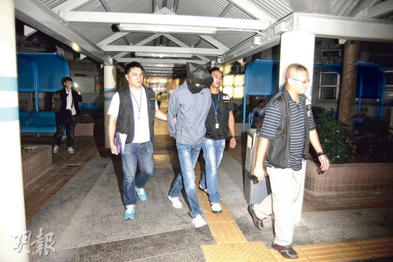 警方昨在沙田拘捕兩名疑犯,涉嫌與黃大仙區多宗爆竊及盜竊案有關;昨午探員將其中一名疑犯押返其慈民邨寓所搜查。(衛永康攝) 警方昨在沙田拘捕兩名疑犯,涉嫌與黃大仙區多宗爆竊及盜竊案有關;昨午探員將其中一名疑犯押返其慈民邨寓所搜查。(衛永康攝)