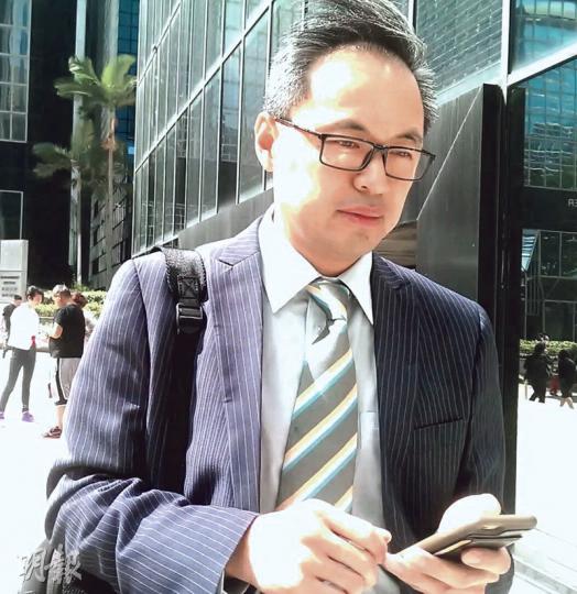 恒健牙科前董事兼執業牙醫冼仲彥(圖)因涉在未獲證監會發牌下,經營證券交易活動而被檢控,為首宗因非法集體投資物業而被控的個案。(章淑廉攝) 恒健牙科前董事兼執業牙醫冼仲彥(圖)因涉在未獲證監會發牌下,經營證券交易活動而被檢控,為首宗因非法集體投資物業而被控的個案。(章淑廉攝)