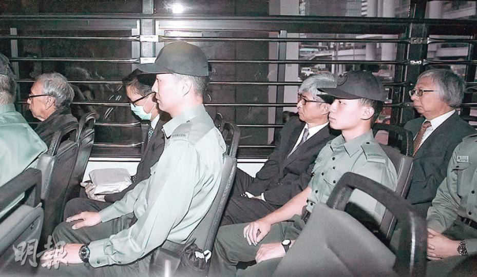 前政務司長許仕仁(近窗左起)、港交所前高級副總裁關雄生、新地前執董陳鉅源,以及新地前聯席主席郭炳江,昨由囚車送到高院,出席上訴第二日聆訊。(郭慶輝攝) 前政務司長許仕仁(近窗左起)、港交所前高級副總裁關雄生、新地前執董陳鉅源,以及新地前聯席主席郭炳江,昨由囚車送到高院,出席上訴第二日聆訊。(郭慶輝攝)