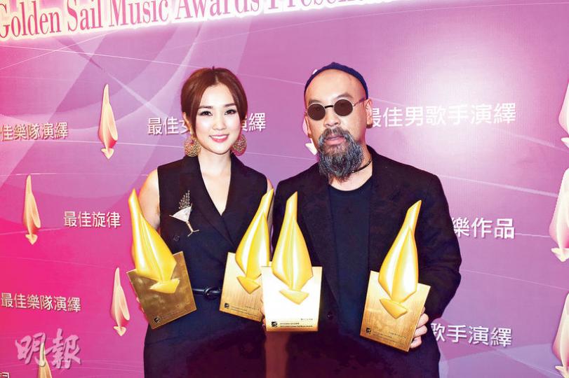 麥浚龍(右)笑指跟謝安琪(左)合作時間不長,但有默契地以黑Look一齊領獎。(攝影:梁迺楠)周柏豪努力工作,不想令人跌眼鏡。(攝影:梁迺楠) 麥浚龍(右)笑指跟謝安琪(左)合作時間不長,但有默契地以黑Look一齊領獎。(攝影:梁迺楠)周柏豪努力工作,不想令人跌眼鏡。(攝影:梁迺楠)