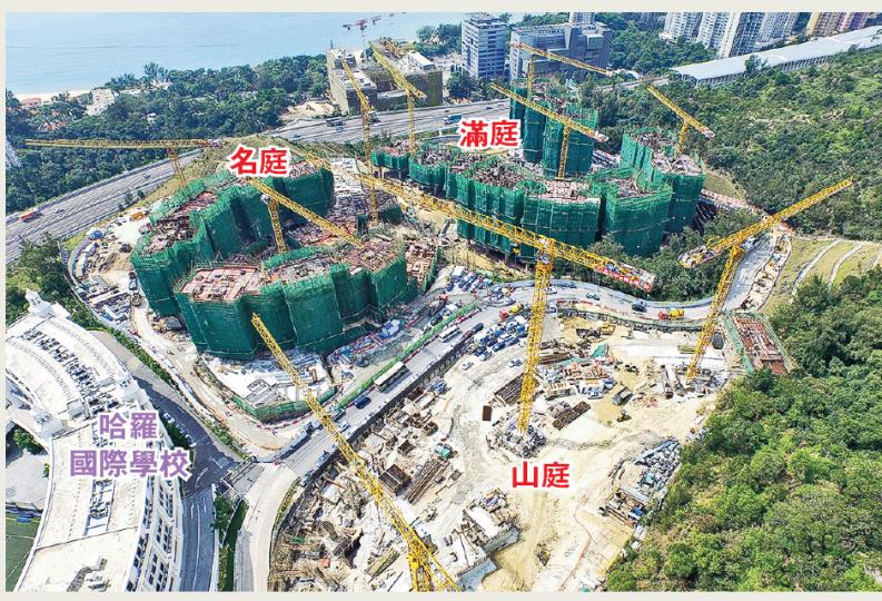 位於掃管笏的滿名山,鄰近哈羅國際學校,共提供1100個單位,包括樓高13至18層的滿庭、只提供四房及洋房大戶的名庭,以及純洋房部分的山庭。發展商公布首張價單,折實實呎約10880元,與同區星堤二手呎價相若,入場費約380萬元。(林俊源攝) 位於掃管笏的滿名山,鄰近哈羅國際學校,共提供1100個單位,包括樓高13至18層的滿庭、只提供四房及洋房大戶的名庭,以及純洋房部分的山庭。發展商公布首張價單,折實實呎約10880元,與同區星堤二手呎價相若,入場費約380萬元。(林俊源攝)
