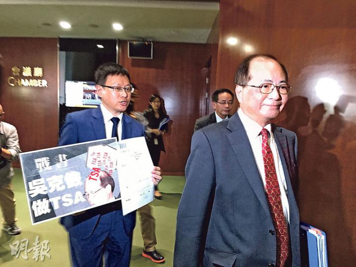 教育局長吳克儉(右)昨在立法會回答質詢後離開,議員陳家洛尾隨向他下「戰書」,要求他試做TSA試卷,惟吳未有理會。陳追至立法會大樓門口,吳終停步,重申很多時需理解壓力來源,又稱很多家長反映「TSA其實好淺」,只是學校家課壓力大。(何曉勤攝) 教育局長吳克儉(右)昨在立法會回答質詢後離開,議員陳家洛尾隨向他下「戰書」,要求他試做TSA試卷,惟吳未有理會。陳追至立法會大樓門口,吳終停步,重申很多時需理解壓力來源,又稱很多家長反映「TSA其實好淺」,只是學校家課壓力大。(何曉勤攝)