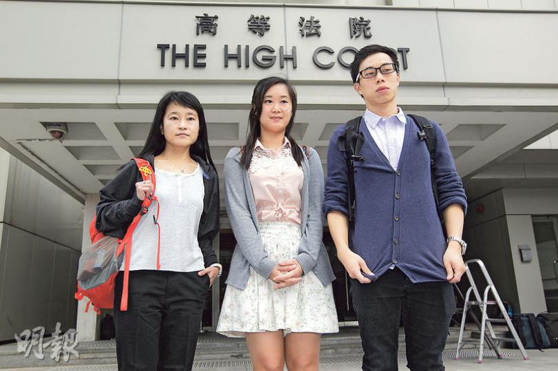 陳小萍(左起)、陳倩瑩及楊政賢等4人於司法覆核案中被列為利益相關者,陳倩瑩認為案件押後是因為律政司準備不足。(郭慶輝攝) 陳小萍(左起)、陳倩瑩及楊政賢等4人於司法覆核案中被列為利益相關者,陳倩瑩認為案件押後是因為律政司準備不足。(郭慶輝攝)