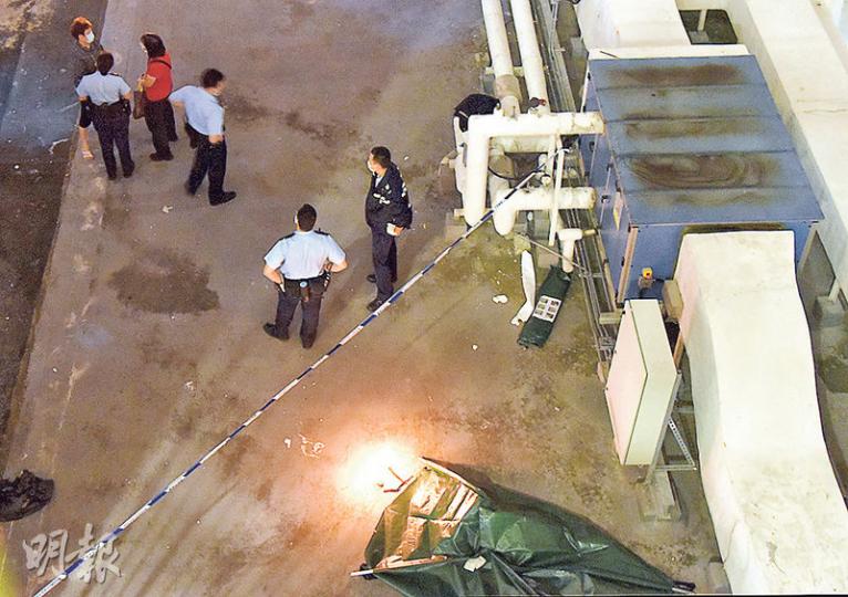 21歲理大學生吳天樂前晚在沙角邨沙燕樓高層梯間墮下,傷重死亡(圖右下),家人其後到場助查。(蔡方山攝) 21歲理大學生吳天樂前晚在沙角邨沙燕樓高層梯間墮下,傷重死亡(圖右下),家人其後到場助查。(蔡方山攝)