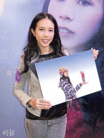 莫文蔚早前與丈夫環遊世界拍了一萬張相,故特別製作成攝影集。(攝影:孫慧莊) 莫文蔚早前與丈夫環遊世界拍了一萬張相,故特別製作成攝影集。(攝影:孫慧莊)