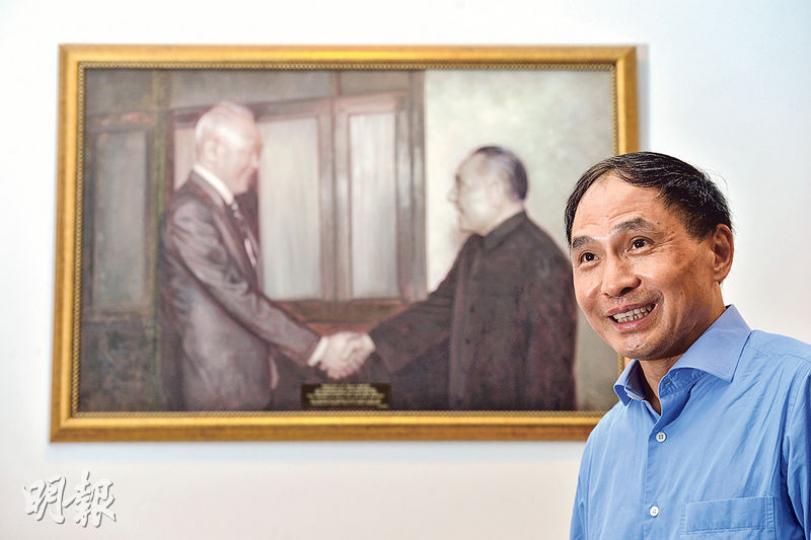 鄭永年指出,將「習馬會」視作大陸操控台灣選舉,是「太低估習近平」。他背後的油畫描繪的是1978年中國領導人鄧小平和新加坡總理李光耀的歷史性會晤。(鄧宗弘攝) 鄭永年指出,將「習馬會」視作大陸操控台灣選舉,是「太低估習近平」。他背後的油畫描繪的是1978年中國領導人鄧小平和新加坡總理李光耀的歷史性會晤。(鄧宗弘攝)