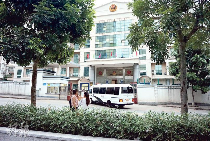 圖為關押王健民的深圳南山區看守所門口。昨晨法院的警車前來押他上庭受審。(明報記者攝) 圖為關押王健民的深圳南山區看守所門口。昨晨法院的警車前來押他上庭受審。(明報記者攝)