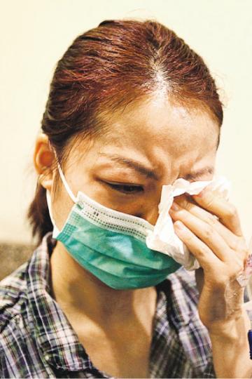 眼見丈夫垂危,邱太悲痛不已,她說昨午丈夫回復清醒,「第一個就搵老婆」,又向她說「我驚你唔要我」。她語畢又忍不住飲泣,稍停數秒後才能繼續答問題。(林俊源攝)急需換肝的病人邱鷺文,其妻(右)昨傍晚完成檢查,得悉自己不適合捐肝救夫,在深切治療部病房外向母親(左)哭訴「唔得啦,無得救啦……」,其母隨即緊抱痛哭的女兒,安慰道「你盡咗力,鷺文會明白」。(林俊源攝) 眼見丈夫垂危,邱太悲痛不已,她說昨午丈夫回復清醒,「第一個就搵老婆」,又向她說「我驚你唔要我」。她語畢又忍不住飲泣,稍停數秒後才能繼續答問題。(林俊源攝)急需換肝的病人邱鷺文,其妻(右)昨傍晚完成檢查,得悉自己不適合捐肝救夫,在深切治療部病房外向母親(左)哭訴「唔得啦,無得救啦……」,其母隨即緊抱痛哭的女兒,安慰道「你盡咗力,鷺文會明白」。(林俊源攝)
