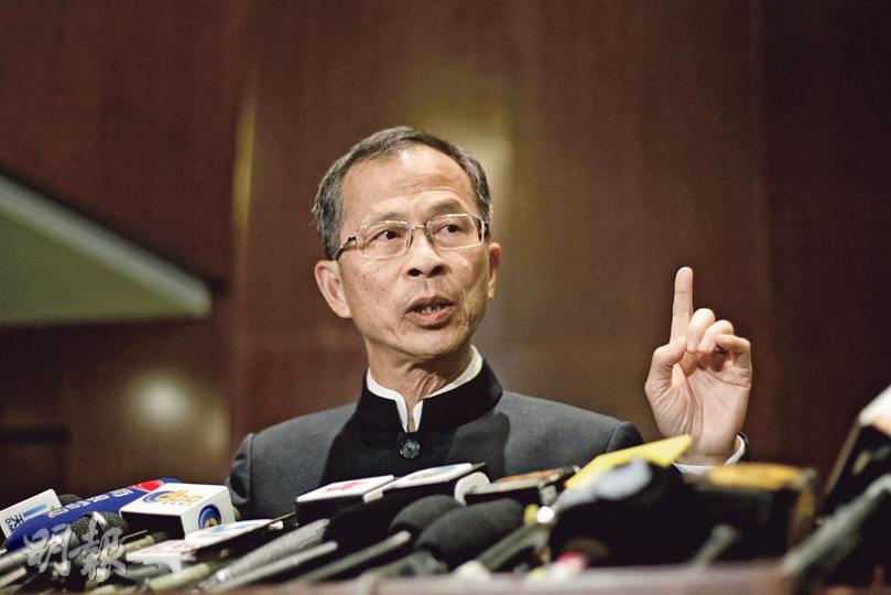 昨日立法會大會因在席議員比法定人數少一人而流會,立法會主席曾鈺成當時亦不在會議廳。他事後向公眾致歉,指當時正在辦公室跟同事討論問題,未有注意傳召鐘的時間,趕不及回議事廳。(郭慶輝攝) 昨日立法會大會因在席議員比法定人數少一人而流會,立法會主席曾鈺成當時亦不在會議廳。他事後向公眾致歉,指當時正在辦公室跟同事討論問題,未有注意傳召鐘的時間,趕不及回議事廳。(郭慶輝攝)