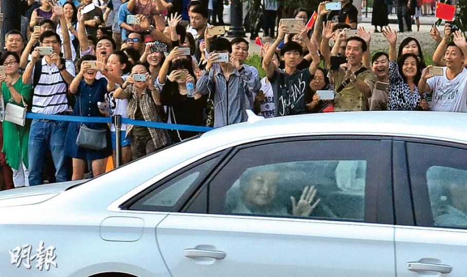 大批民眾昨在道路兩旁歡迎習近平車隊,習近平夫人彭麗媛在車內向人群揮手致意。(鄧宗弘攝)昨日在「習馬會」舉行地點新加坡香格里拉酒店,工作人員正忙碌地安裝安檢x光機。(鄧宗弘攝)「習馬會」舉行地點新加坡香格里拉酒店Island ballroom外,昨日設下告示牌,稱內有「私人活動」。(鄧宗弘攝)新加坡香格里拉酒店的「Island Ballroom」最多可容納1200人,是該酒店最大的宴會廳,如作為餐飲用途,可擺60多圍。(鄧宗弘攝) 大批民眾昨在道路兩旁歡迎習近平車隊,習近平夫人彭麗媛在車內向人群揮手致意。(鄧宗弘攝)昨日在「習馬會」舉行地點新加坡香格里拉酒店,工作人員正忙碌地安裝安檢x光機。(鄧宗弘攝)「習馬會」舉行地點新加坡香格里拉酒店Island ballroom外,昨日設下告示牌,稱內有「私人活動」。(鄧宗弘攝)新加坡香格里拉酒店的「Island Ballroom」最多可容納1200人,是該酒店最大的宴會廳,如作為餐飲用途,可擺60多圍。(鄧宗弘攝)