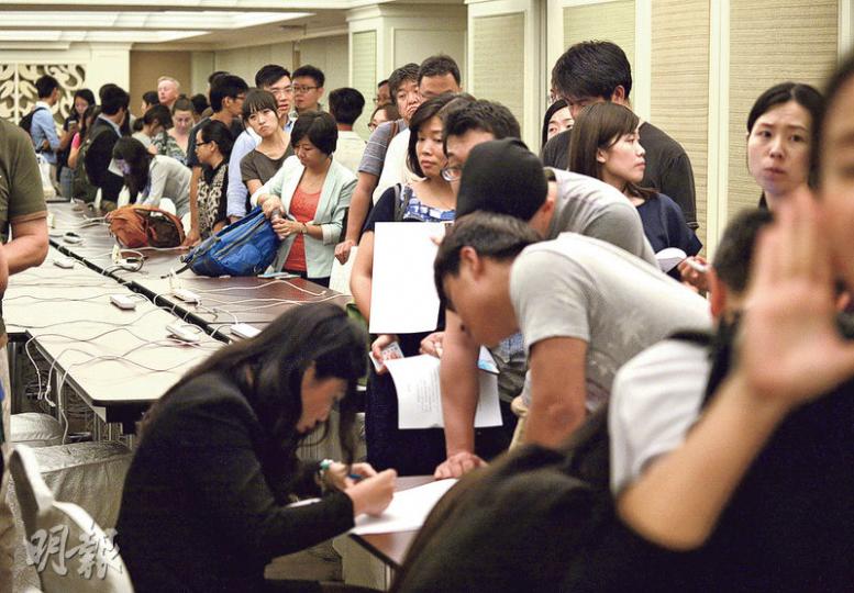 「習馬會」吸引中外傳媒派出逾600名記者採訪,昨日大批記者排隊等候領取記者證,結果還是有部分人向隅。(鄧宗弘攝) 「習馬會」吸引中外傳媒派出逾600名記者採訪,昨日大批記者排隊等候領取記者證,結果還是有部分人向隅。(鄧宗弘攝)
