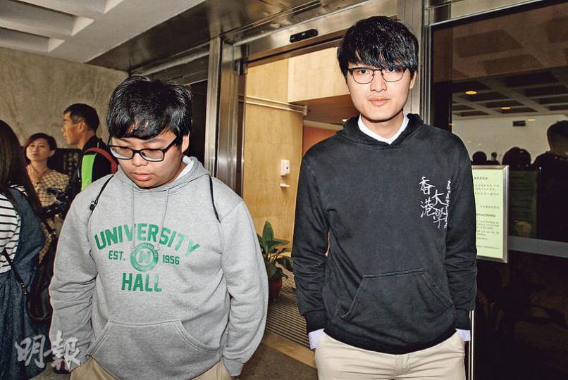 港大學生會長馮敬恩(右)昨到高院旁聽,被問到港大校委李國章和紀文鳳的錄音是否由他泄露,他表示禁制令的範圍包括自己,故不能評論。(林俊源攝) 港大學生會長馮敬恩(右)昨到高院旁聽,被問到港大校委李國章和紀文鳳的錄音是否由他泄露,他表示禁制令的範圍包括自己,故不能評論。(林俊源攝)