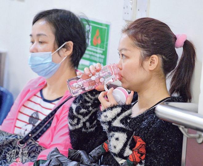 正待換肝遺傳病患者邱鷺文的妻子(右)因肝臟太細,不能捐肝給丈夫,而邱的外母(左)昨亦為捐肝做檢查,亦因血壓高不適合。(劉焌陶攝) 正待換肝遺傳病患者邱鷺文的妻子(右)因肝臟太細,不能捐肝給丈夫,而邱的外母(左)昨亦為捐肝做檢查,亦因血壓高不適合。(劉焌陶攝)