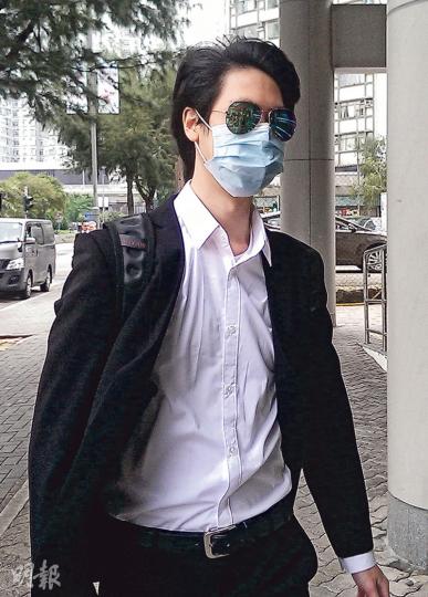 被裁定非禮及在公職中行為失當罪成的被告鄺浩雲(圖),事發後已停職。他昨與父母「前後腳」到達法庭,3人聞判後均表現冷靜。(章淑廉攝) 被裁定非禮及在公職中行為失當罪成的被告鄺浩雲(圖),事發後已停職。他昨與父母「前後腳」到達法庭,3人聞判後均表現冷靜。(章淑廉攝)