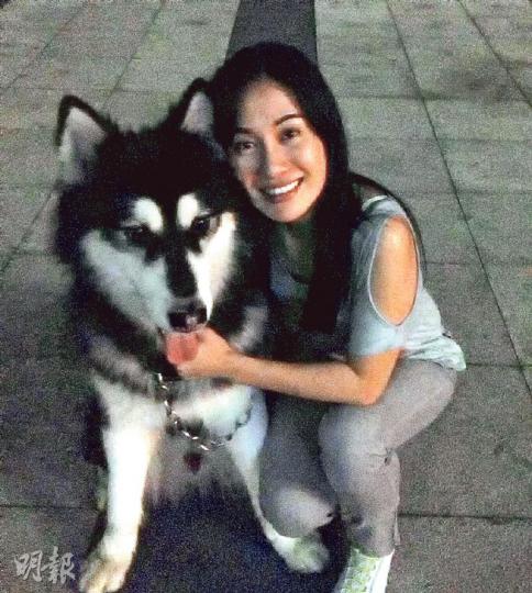 葉璇早前接受訪問,重提其收養的流浪狗「多寶」咬傷人事件而惹是非。(微博圖片)內地女星李依曉去年遭葉璇愛犬咬傷,頭部與左耳縫了20多針。(微博圖片) 葉璇早前接受訪問,重提其收養的流浪狗「多寶」咬傷人事件而惹是非。(微博圖片)內地女星李依曉去年遭葉璇愛犬咬傷,頭部與左耳縫了20多針。(微博圖片)