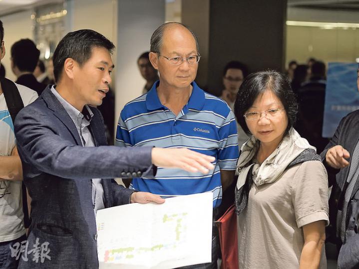 鮮魚行學校退休校長梁紀昌(中)昨到場參觀將軍澳CAPRI示範單位,他表示是來支持舊生會德豐常務董事黃光耀(左)。(鍾林枝攝) 鮮魚行學校退休校長梁紀昌(中)昨到場參觀將軍澳CAPRI示範單位,他表示是來支持舊生會德豐常務董事黃光耀(左)。(鍾林枝攝)