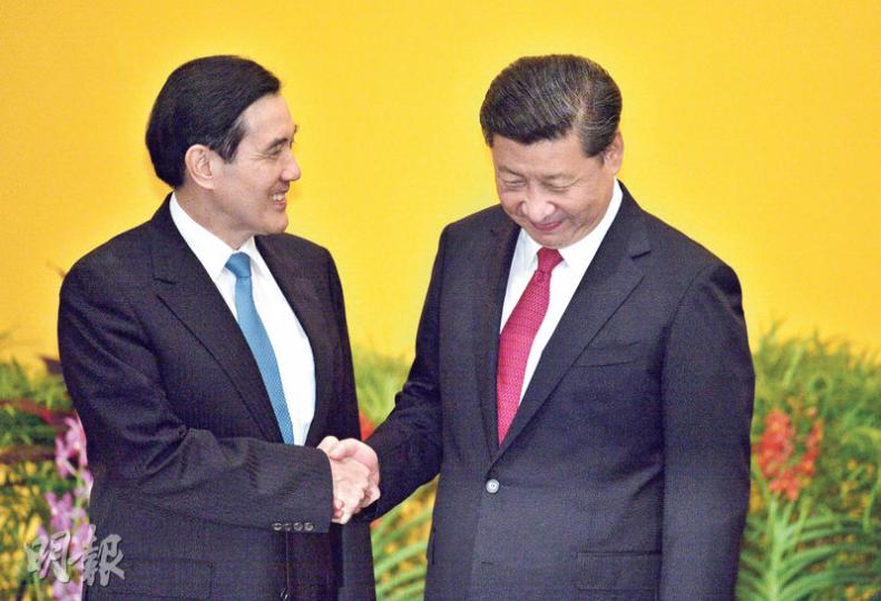 習近平和馬英九握手長達1分10秒,兩人並應記者要求,向左及向右揮手示意。(鄧宗弘攝) 習近平和馬英九握手長達1分10秒,兩人並應記者要求,向左及向右揮手示意。(鄧宗弘攝)