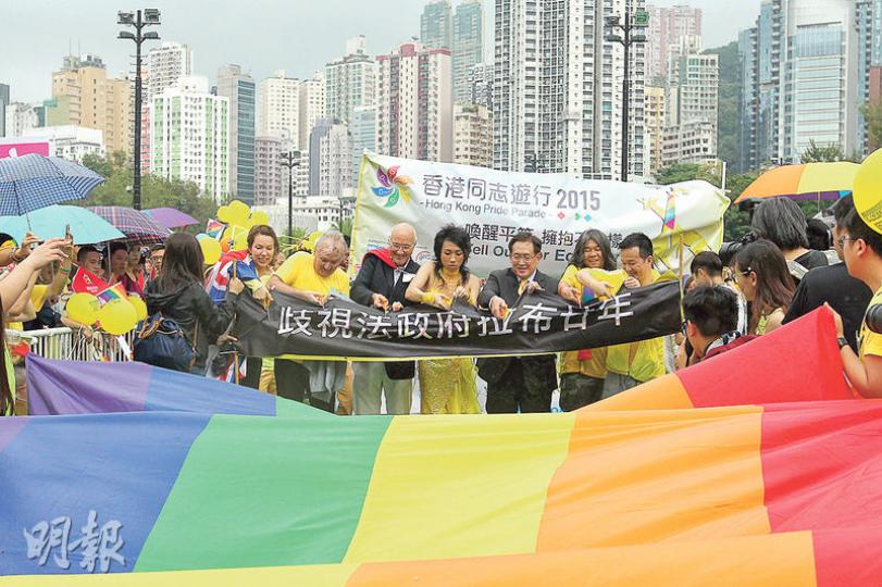 第七屆香港同志遊行昨午在維園起步,英國駐港澳總領事吳若蘭(左一)、法國駐港總領事Eric BERTI(左三)及平機會主席周一嶽(右三)、社民連立法會議員梁國雄(右二)及人民力量議員陳志全(右一)等,一同主持遊行起步禮。(林俊源攝)參與遊行的外籍人士手持象徵同志活動的彩虹旗,穿梭於遊行隊伍,亦有人在臉上畫上彩虹圖案。(林俊源攝)同志遊行隊伍定必有奇裝異服人士,今年更有肌肉男赤身上陣,只穿三角褲,吸引不少目光。(林俊源攝) 第七屆香港同志遊行昨午在維園起步,英國駐港澳總領事吳若蘭(左一)、法國駐港總領事Eric BERTI(左三)及平機會主席周一嶽(右三)、社民連立法會議員梁國雄(右二)及人民力量議員陳志全(右一)等,一同主持遊行起步禮。(林俊源攝)參與遊行的外籍人士手持象徵同志活動的彩虹旗,穿梭於遊行隊伍,亦有人在臉上畫上彩虹圖案。(林俊源攝)同志遊行隊伍定必有奇裝異服人士,今年更有肌肉男赤身上陣,只穿三角褲,吸引不少目光。(林俊源攝)