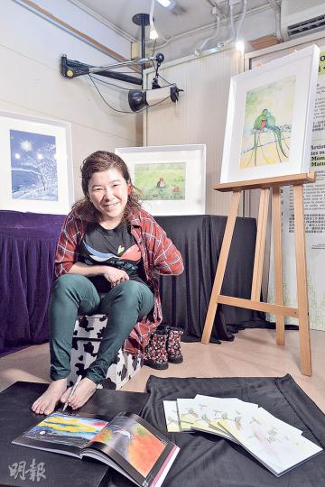 足畫師陳冬梅(圖)出版最新畫集《感足》,畫作分為黑暗、平靜、喜樂及感觸4個階段,望助年輕人克服難關。(馮凱鍵攝) 足畫師陳冬梅(圖)出版最新畫集《感足》,畫作分為黑暗、平靜、喜樂及感觸4個階段,望助年輕人克服難關。(馮凱鍵攝)