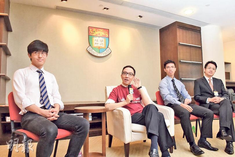 港大醫學院明年推出「毅行醫路計劃」,院長梁卓偉(左二)希望鼓勵已有其他學位、但有意行醫者多一個重返校園的機會讀醫。圖右及圖右二分別為曾任職投資銀行的何恩浩及任職精算的薛英傑,早前決意重返校園讀醫。(陳淑安攝) 港大醫學院明年推出「毅行醫路計劃」,院長梁卓偉(左二)希望鼓勵已有其他學位、但有意行醫者多一個重返校園的機會讀醫。圖右及圖右二分別為曾任職投資銀行的何恩浩及任職精算的薛英傑,早前決意重返校園讀醫。(陳淑安攝)