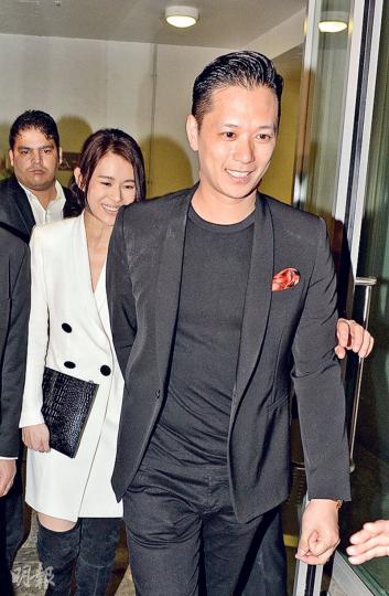 胡杏兒與Philip昨日凌晨2時許笑容滿臉手拖手離場。(攝影﹕娛樂組)胡杏兒父母離開派對時未有回應對準女婿的評價。(攝影﹕娛樂組)胡蓓蔚(左)與姚子羚(右)羨慕好姊妹胡杏兒幸福,胡蓓蔚趁機投訴老公單立文(中)不浪漫。(攝影﹕娛樂組)陳敏之見證胡杏兒與Philip的訂婚儀式,說非常感動。(微博圖片) 胡杏兒與Philip昨日凌晨2時許笑容滿臉手拖手離場。(攝影﹕娛樂組)胡杏兒父母離開派對時未有回應對準女婿的評價。(攝影﹕娛樂組)胡蓓蔚(左)與姚子羚(右)羨慕好姊妹胡杏兒幸福,胡蓓蔚趁機投訴老公單立文(中)不浪漫。(攝影﹕娛樂組)陳敏之見證胡杏兒與Philip的訂婚儀式,說非常感動。(微博圖片)