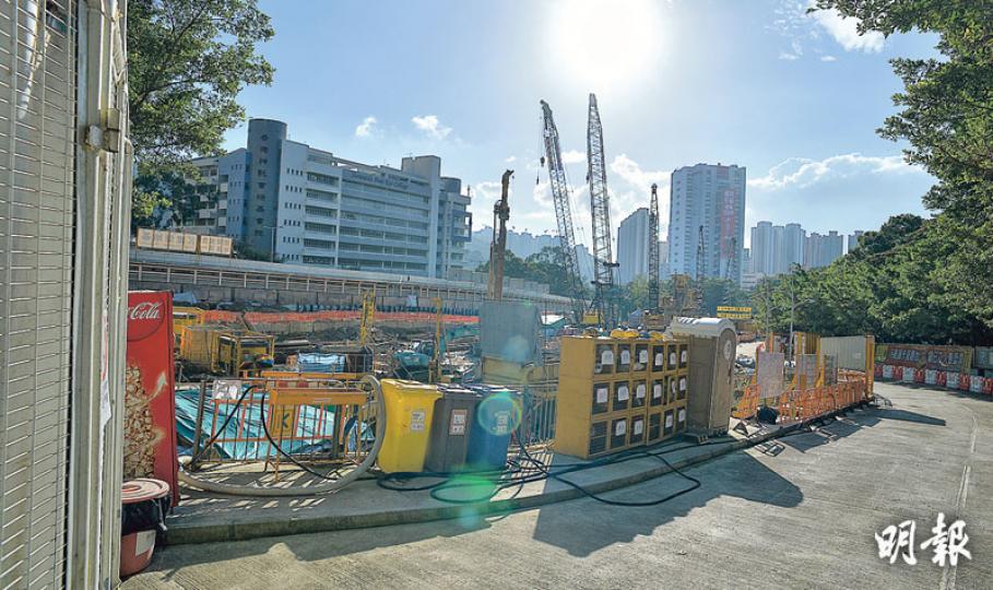 房協位於沙田小瀝源36C區的資助出售房屋項目已命名為「綠怡雅苑」,計劃於明年2月至3月出售遠期樓花,預計2019年落成,現時該項目地盤正進行地基工程。(蘇智鑫攝) 房協位於沙田小瀝源36C區的資助出售房屋項目已命名為「綠怡雅苑」,計劃於明年2月至3月出售遠期樓花,預計2019年落成,現時該項目地盤正進行地基工程。(蘇智鑫攝)